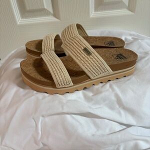 Reef women’s Cushion Vista Hi platform sandal